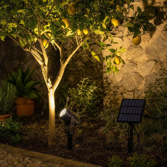 Foco solar de aluminio iluminando un limonero de noche