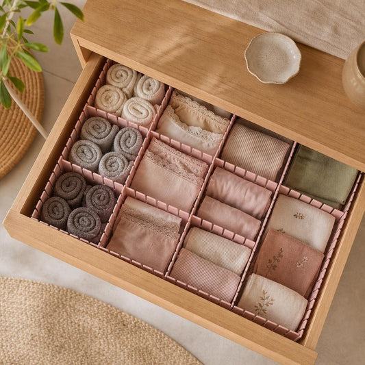 Cajón ordenado con separadores para ropa y accesorios