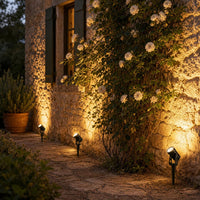 Foto de ambiente: Fachada de piedra de una casa rural de noche