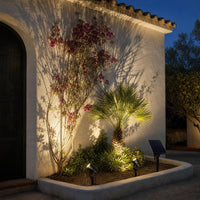 Focos solares iluminando una fachada encalada de noche